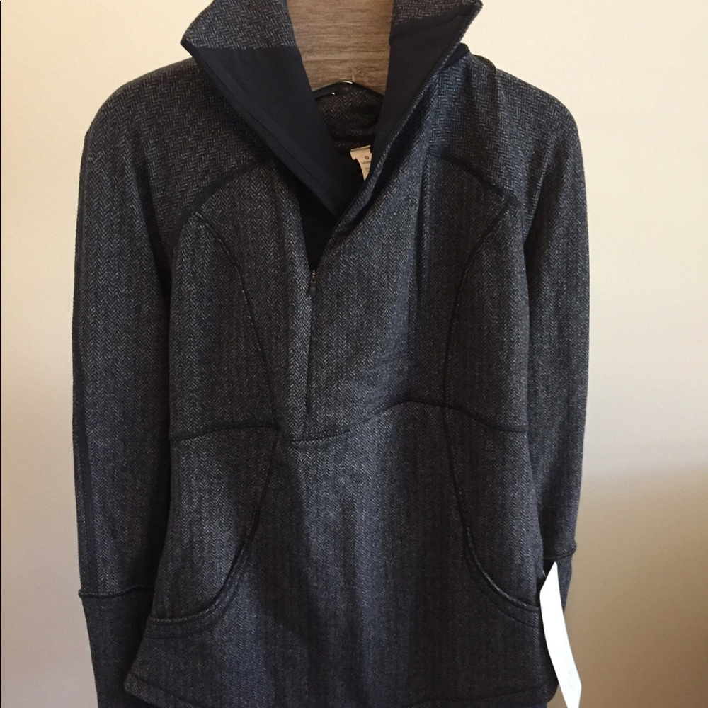 SOLD! Lululemon Baserunner 1/2 zip